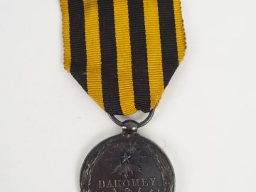 Médaille en argent commémorative de l'expédition au "DAHOMEY", ruban  