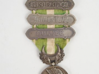 Vente aux enchères Médaille en argent commémorative de l'expédition au "MAROC", Ruban ver