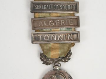 Médaille coloniale en argent, ruban bleu et blanc rayé, trois barrette