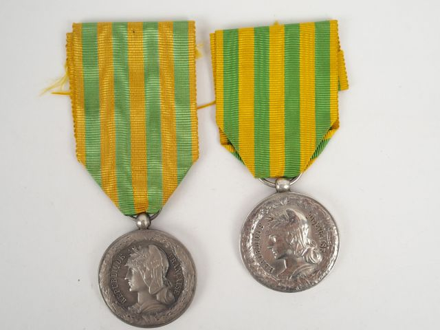 Lot de décorations françaises. Deux commémorative de l'expédition de 1