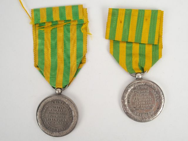 Lot de décorations françaises. Deux commémorative de l'expédition de 1