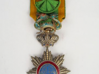 Vente aux enchères Ordre du dragon d’Annam, ruban à bouffette, insigne émaillé, quelques 