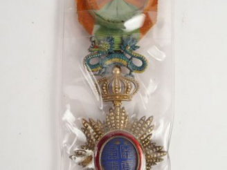 Vente aux enchères Ordre du dragon d’Annam, ruban à bouffette, insigne émaillé, quelques 