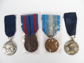 Vente aux enchères Lot de décorations françaises commémoratives dont une médaille d'homma