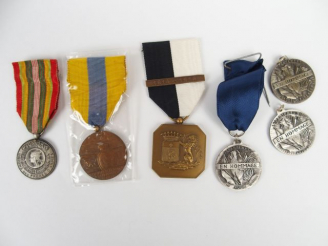 Vente aux enchères Lot de décorations françaises commémoratives dont une médaille d'homma