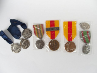 Vente aux enchères Lot de décorations françaises commémoratives dont deux médailles d'hom