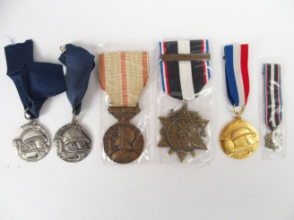 Vente aux enchères Lot de décorations françaises commémoratives dont une médaille d'homma