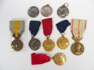 Vente aux enchères Lot de décorations françaises commémoratives dont une médaille d'homma