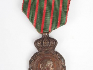 Vente aux enchères Médaille dite de Ste Hélène, remise sous le régime de Napoléon III aux