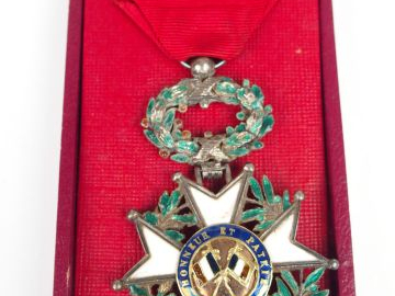 Boite en carton rouge sombre contenant une étoile de chevalier de la l