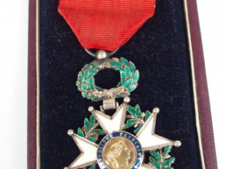 Vente aux enchères Boite en carton rouge sombre contenant une étoile de chevalier de la l