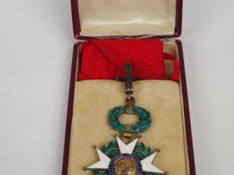 Vente aux enchères Belle et grande boite en carton rouge sombre embossée « R.F. » de la s