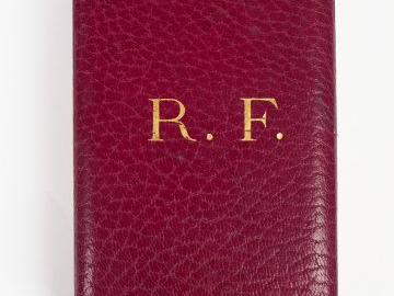 Belle et grande boite en carton rouge sombre embossée « R.F. » de la s