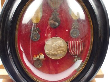 Lot de décorations françaises dans un cadre contenant : -Une médaille 