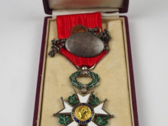 Vente aux enchères Boite en carton rouge contenant une belle étoile de chevalier de la lé