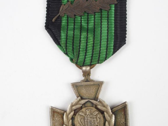 Vente aux enchères Belle réplique de la rarissime croix de guerre légionnaire (remises au