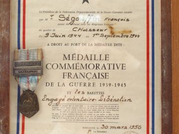 Tableau contenant une médaille commémorative française de la guerre de