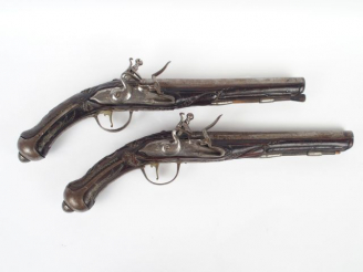Vente aux enchères Paire de pistolets à silex pour l’orient, armes montées fer, calotte à