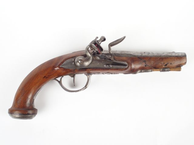 Pistolet de demi-arçon à silex mi XVIIIème, arme montée fer, platine à