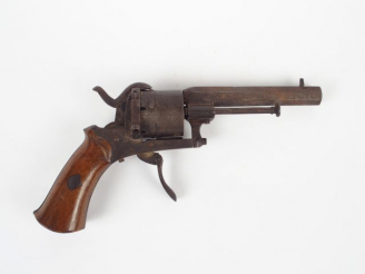 Vente aux enchères Revolver système Lefaucheux calibre 7mm à broche, crosse noyer, détent
