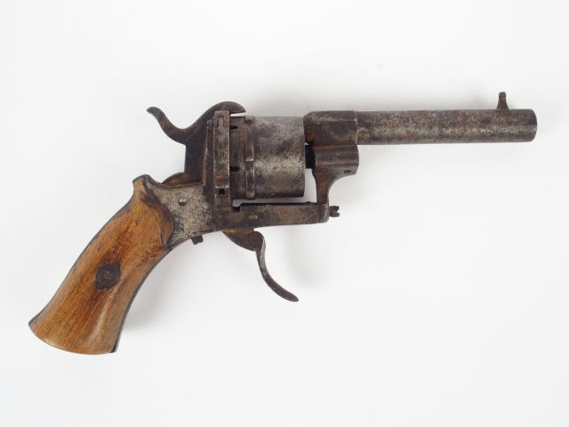 Revolver système Lefaucheux calibre 7mm à broche, crosse noyer, détent