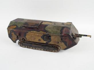 Vente aux enchères Splendide jouet mécanique en tôle peint camouflage trois tons (fond ve