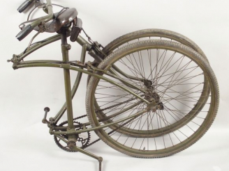 Vente aux enchères Rare et convoitable vélo B.S.A. pliant de parachutiste Anglais époque 