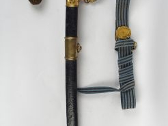 Vente aux enchères Sabre d'officier de marine modèle 1837 dans son fourreau à trois garni