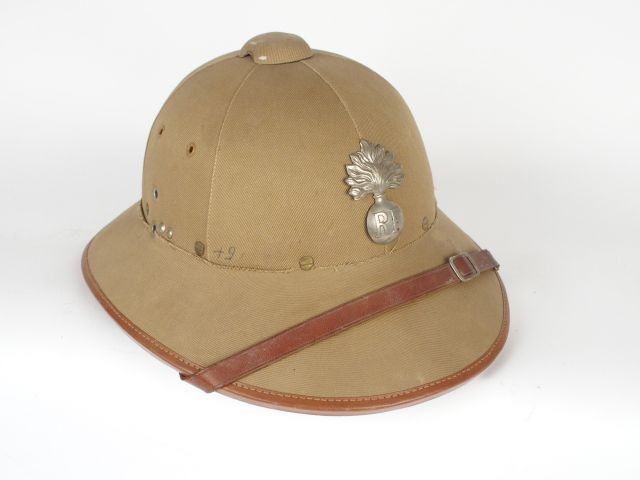 Casque colonial en liège recouvert de tissus cachou et portant la gren