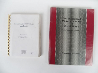 Vente aux enchères Lot de documentation sur les médailles interalliées en Anglais. (x 2).