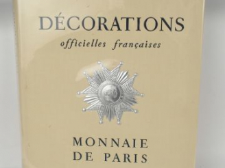 Vente aux enchères Livre "Décorations officielles françaises" (Monnaie de Paris). (x 2). 