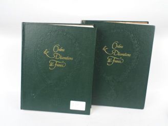 Vente aux enchères Lot de documentation sur les ordres et décorations de France. (x 2). 1