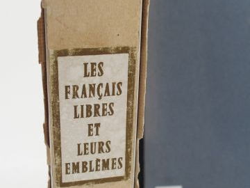 Livre "Les Français libres et leurs emblèmes" dans son cartonnage, ave