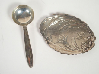 Vente aux enchères Lot en argent comprenant :1 timbale modèle filet chiffré. Poinçon Mine