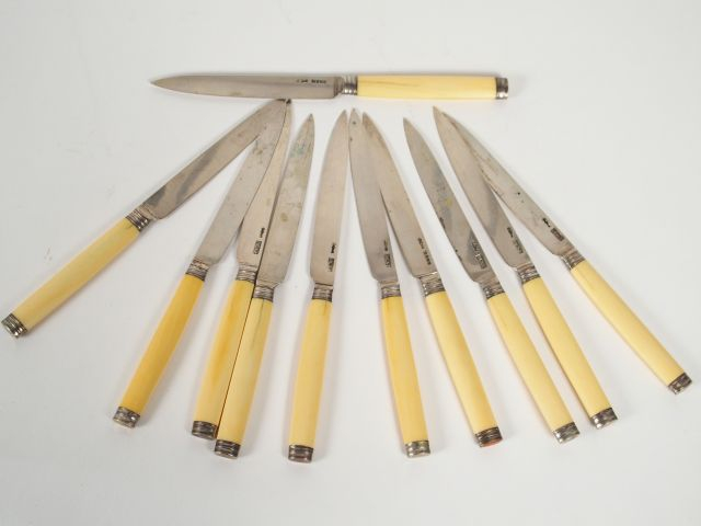 Lot de 11 couteaux à fromage, manche ivoire, embouts et viroles en arg