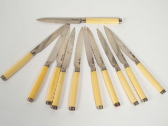 Vente aux enchères Lot de 11 couteaux à fromage, manche ivoire, embouts et viroles en arg