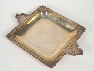 Vente aux enchères Compotier de forme carrée en argent à deux anses à décor de coquilles 