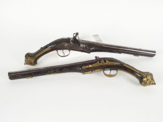 Vente aux enchères Paire de pistolets d'arçon à silex. Epoque Louis XV-Louis XVI.