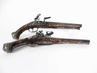 Vente aux enchères Paire de pistolets à silex ottomans. Milieu du XIXème siècle.