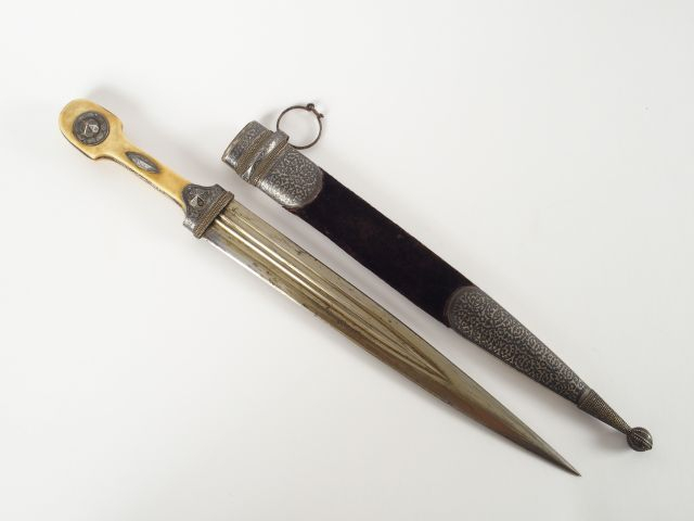 Dague caucasienne. Ivoire de morse. Vers 1880-1900 ???