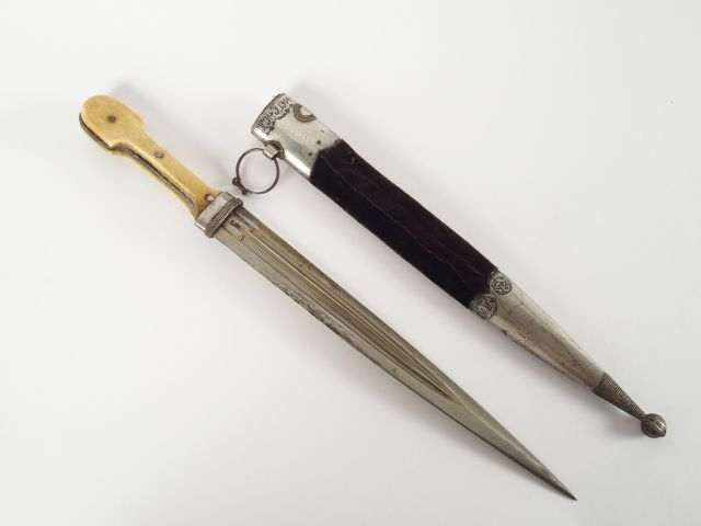 Dague caucasienne. Ivoire de morse. Vers 1880-1900 ???