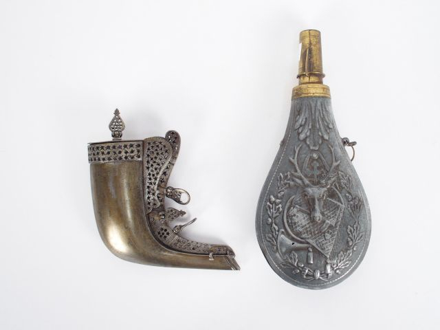 Deux différentes poires à poudre.