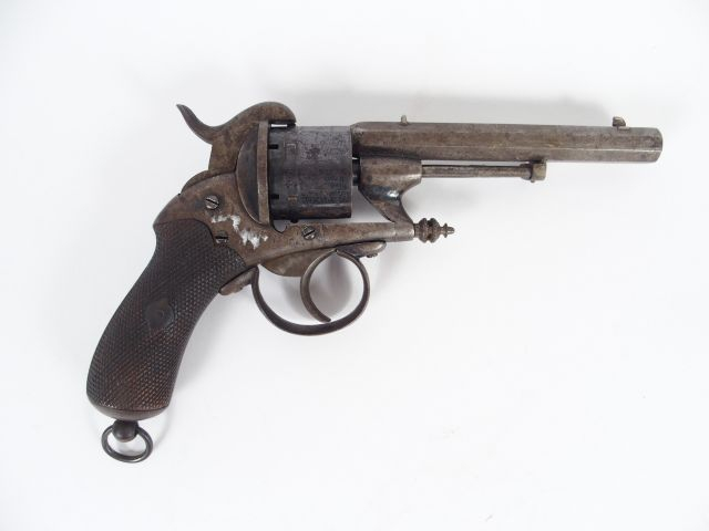 Révolver système Delvigne calibre 9mm à broche. Arme laissée en blanc 