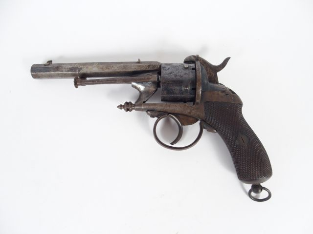 Révolver système Delvigne calibre 9mm à broche. Arme laissée en blanc 