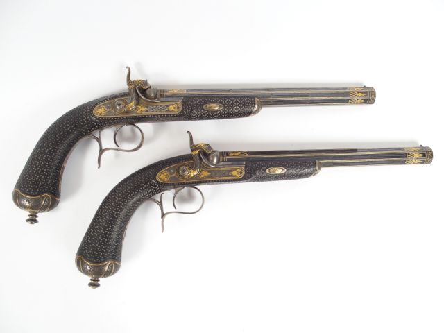 Extraordinaire paire de pistolets à percussion présentés dans leur com