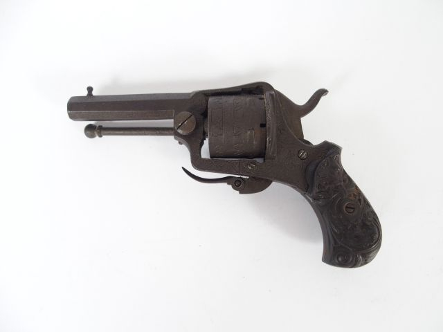 Révolver à système à broche, rare variante à carcasse fermée et à port