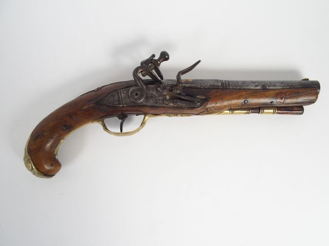 Pistolet de demi-arçon à silex époque Louis XV. Corps de platine plat,