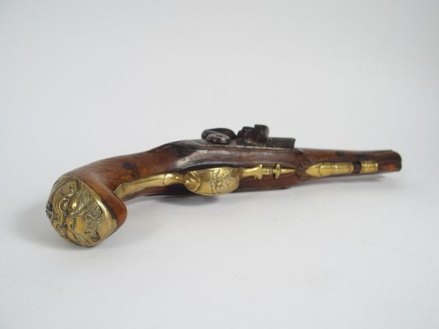 Pistolet de demi-arçon à silex époque Louis XV. Corps de platine plat,