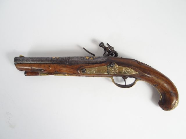 Pistolet de demi-arçon à silex époque Louis XV. Corps de platine plat,