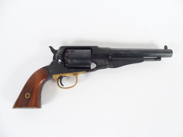 Copie italienne moderne d’un révolver Remington 1858 à carcasse fermée